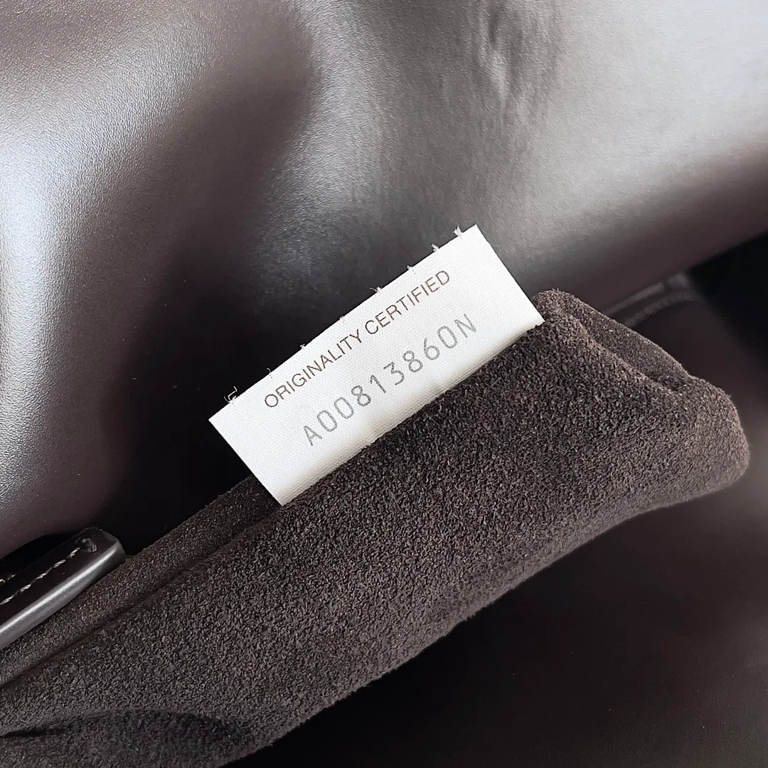 Batch 1680 Inspired by the 1970s, the Bottega Veneta women's logo shoulder bag has a smooth leather surface that brings a clean and handsome feel, just like the neatness and tenacity of a working woman. The front buckle is made of high-quality hardware pendant, the overall retro elegance, and the excellent leather feels soft. This Bottega Veneta series can be described as beautiful, weakening the complexity of the outfit, not competing for it, and only using the best quality to interpret itself. Style number: 806034 (large size) Size: 30*20*8cm